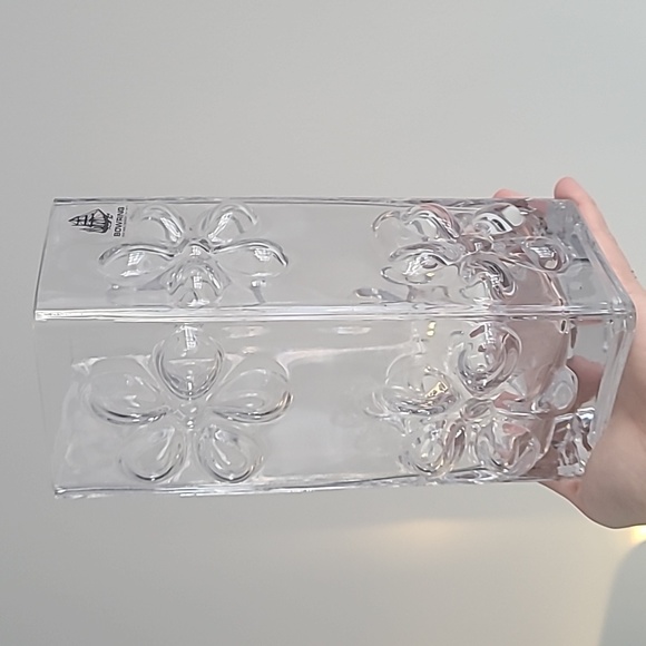 Vintage embossed daisy clear bud vase - Picture 5 of 8